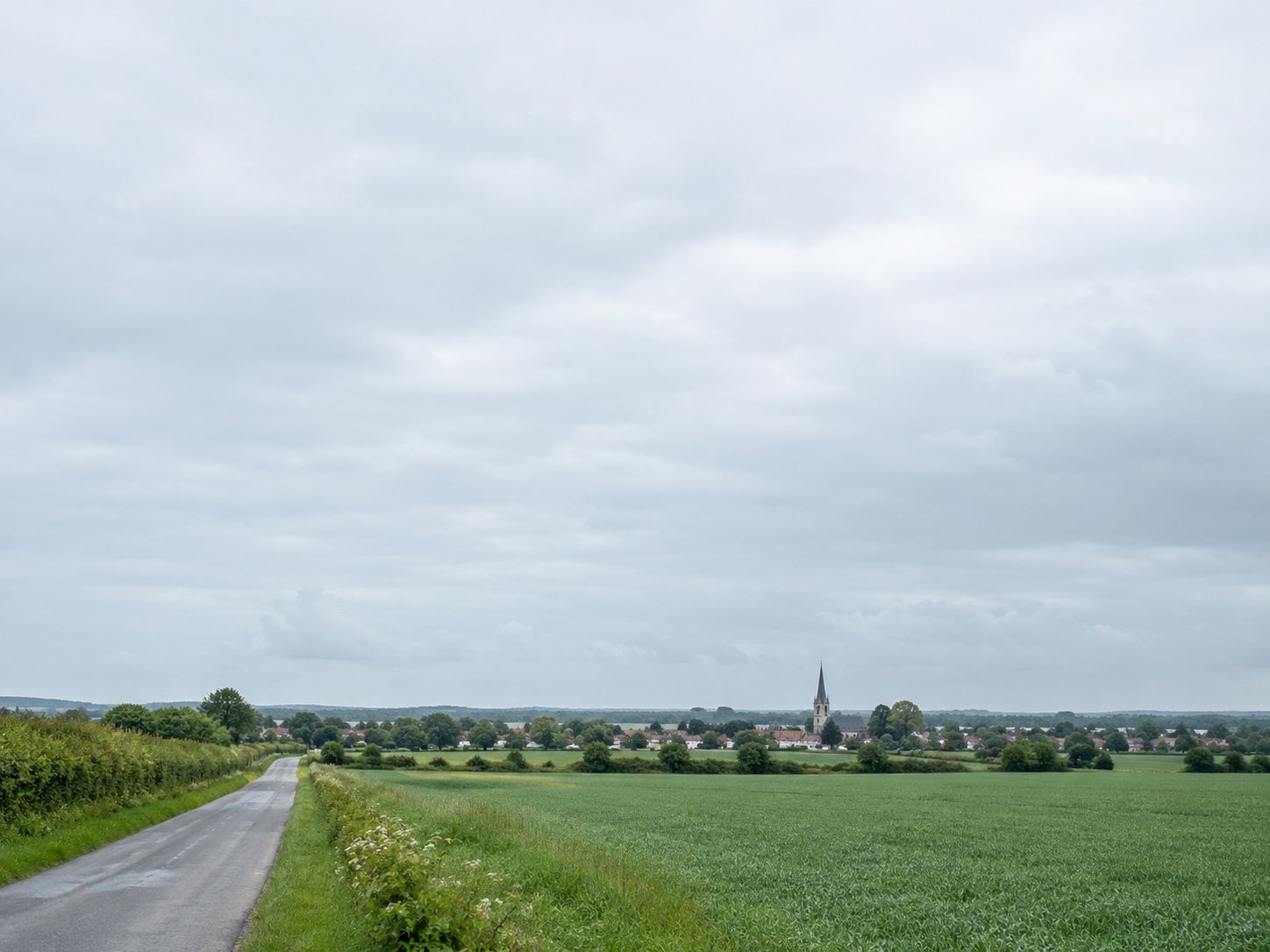 Ländliche Landschaft mit Dorf und Kirchturm in Ostwestfalen