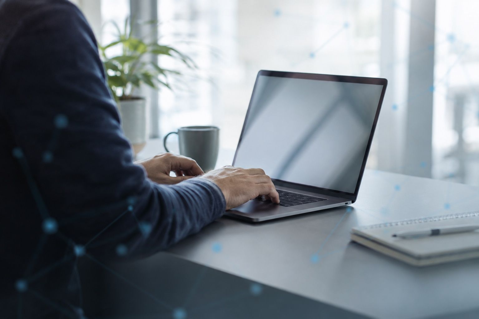 Arbeit am Laptop mit angedeutetem Netzwerk aus Datenpunkten