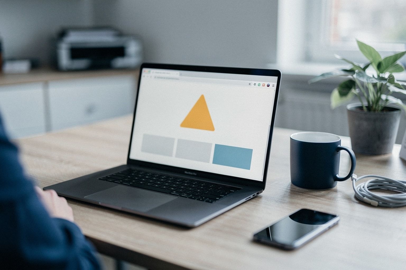 Laptop mit Browser-Warnung und ausgegrautem Seiteninhalt