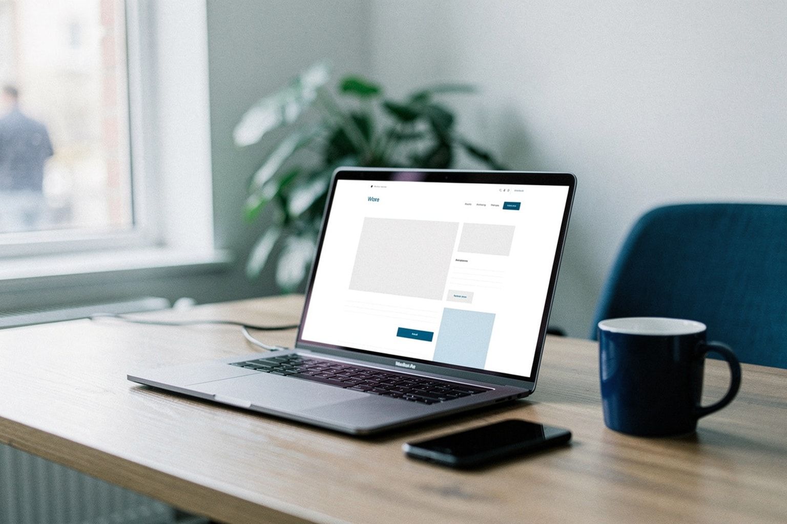 Laptop mit aufgeräumtem Website-Layout ohne Overlays in hellem Büro