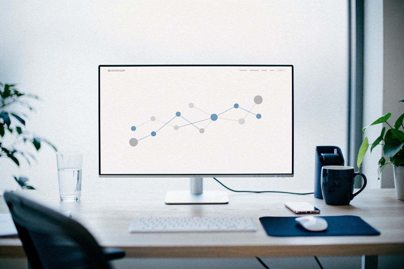Breiter Monitor mit Graph aus verbundenen Knoten am Abend